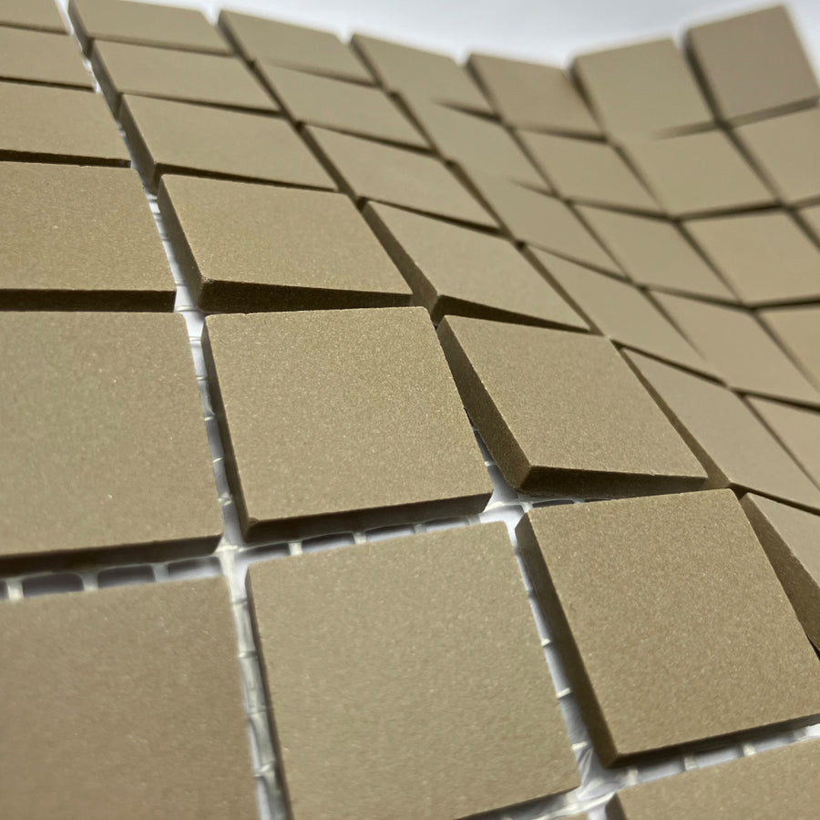 Winckelmans Taupe – mattapintaiset 20x20 mm mosaiikkilaatat verkkoon kiinnitettyinä