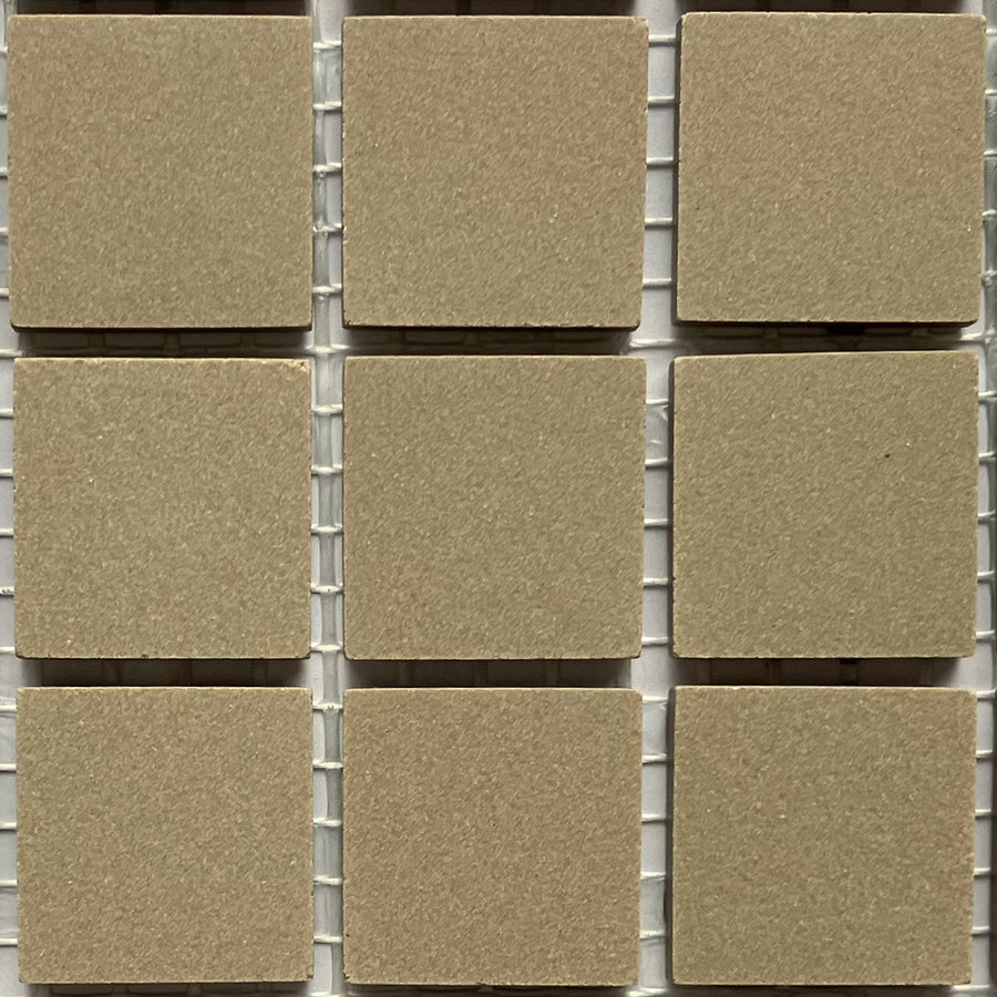 Winckelmans Taupe – mattapintaiset 20x20 mm mosaiikkilaatat verkkoon kiinnitettyinä
