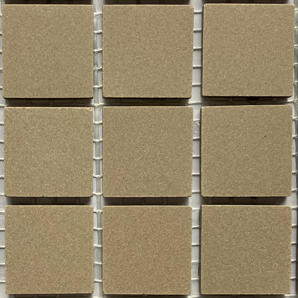 Winckelmans Taupe – mattapintaiset 20x20 mm mosaiikkilaatat verkkoon kiinnitettyinä