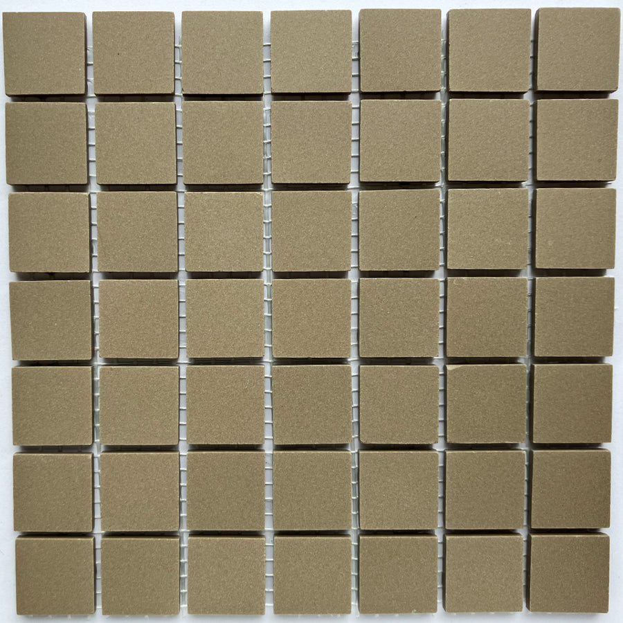 Winckelmans Taupe – mattapintaiset 20x20 mm mosaiikkilaatat verkkoon kiinnitettyinä