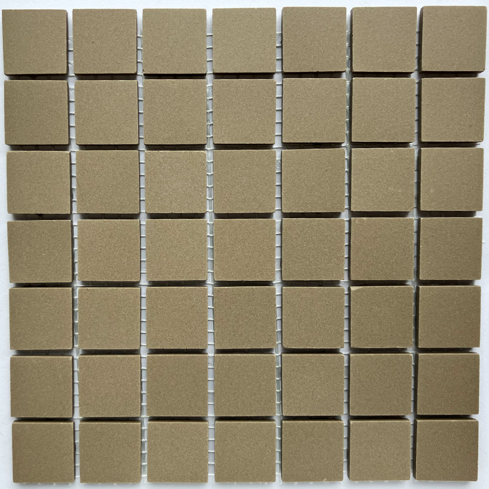 Winckelmans Taupe – mattapintaiset 20x20 mm mosaiikkilaatat verkkoon kiinnitettyinä