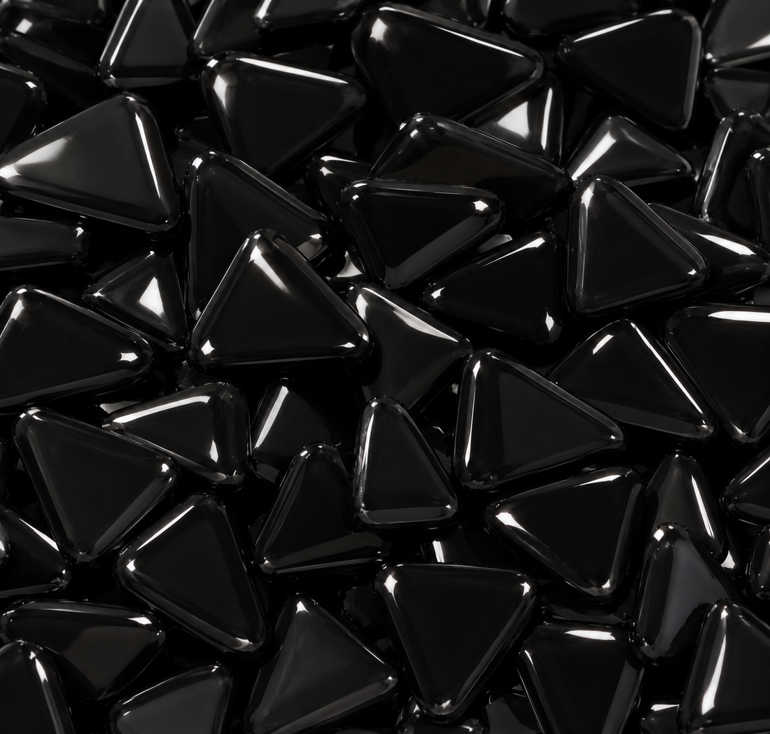 Glaspuzzle – Schwarz: unregelmäßig geformte schwarze Glasstücke
