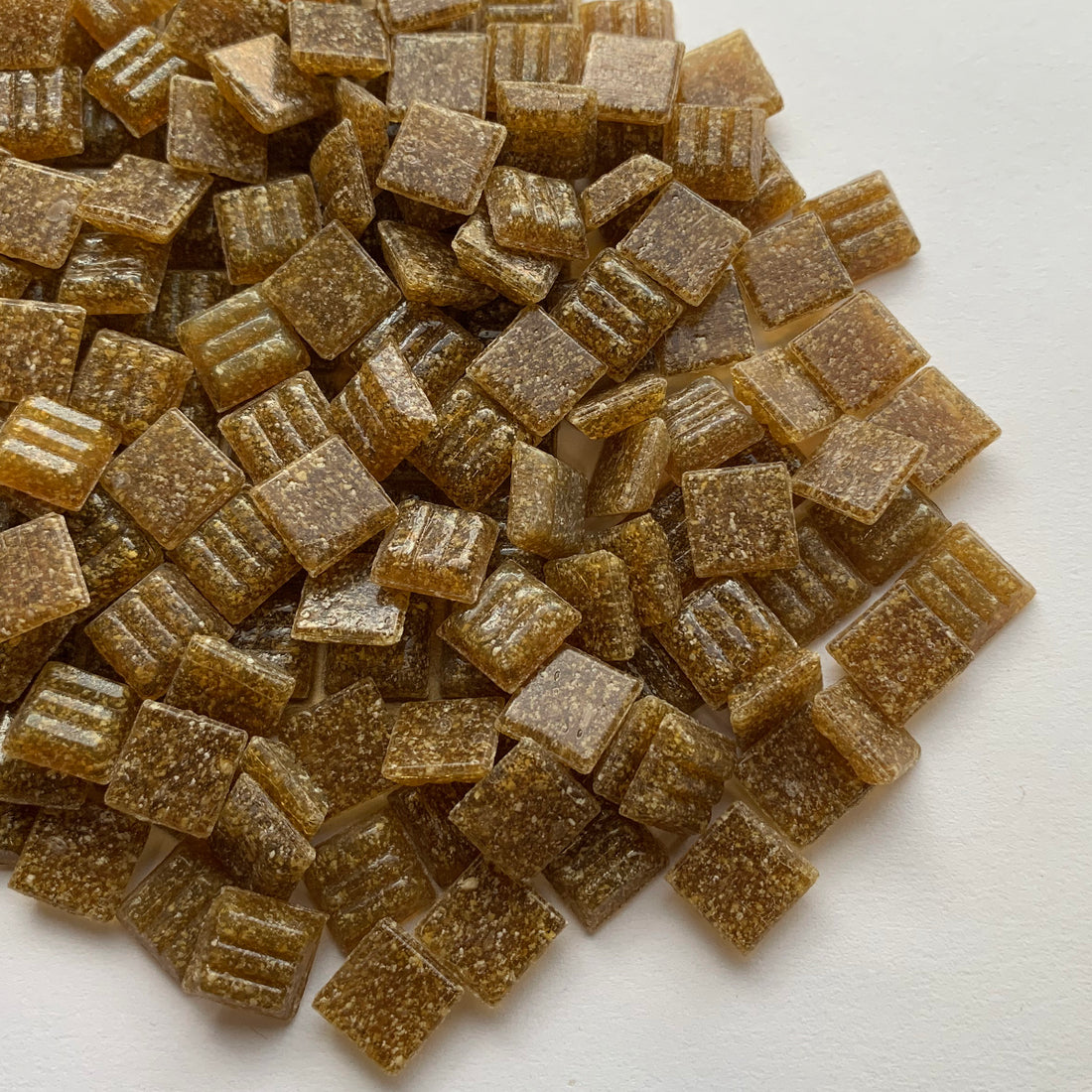 Lasimosaiikki 10 mm hasselpähkinä