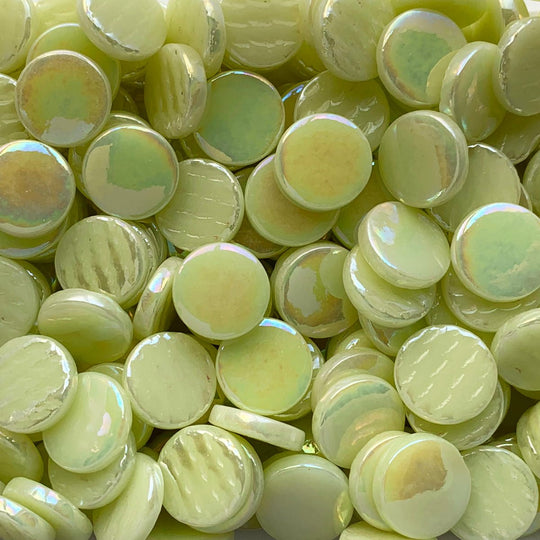 Helmiäishohtoinen pyöreä lasilaatta 18mm vaaleankeltainen
