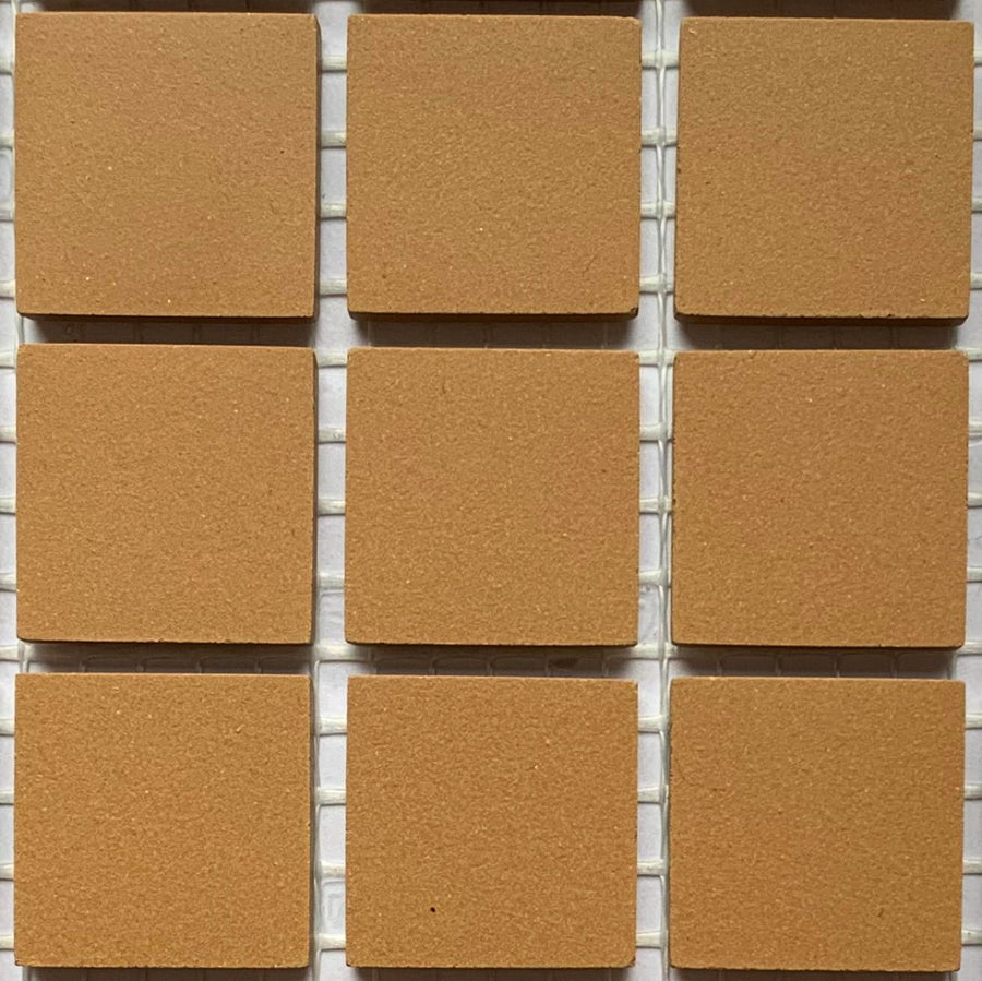 Winckelmans Caramel – mattapintaiset 20x20 mm mosaiikkilaatat verkkoon kiinnitettyinä