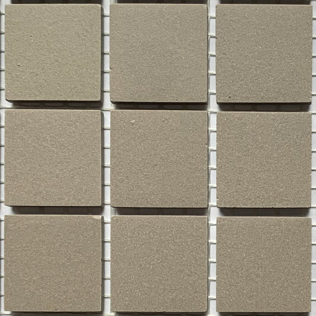 Winckelmans Gris – matte Mosaikfliesen im Format 20x20 mm auf Netz
