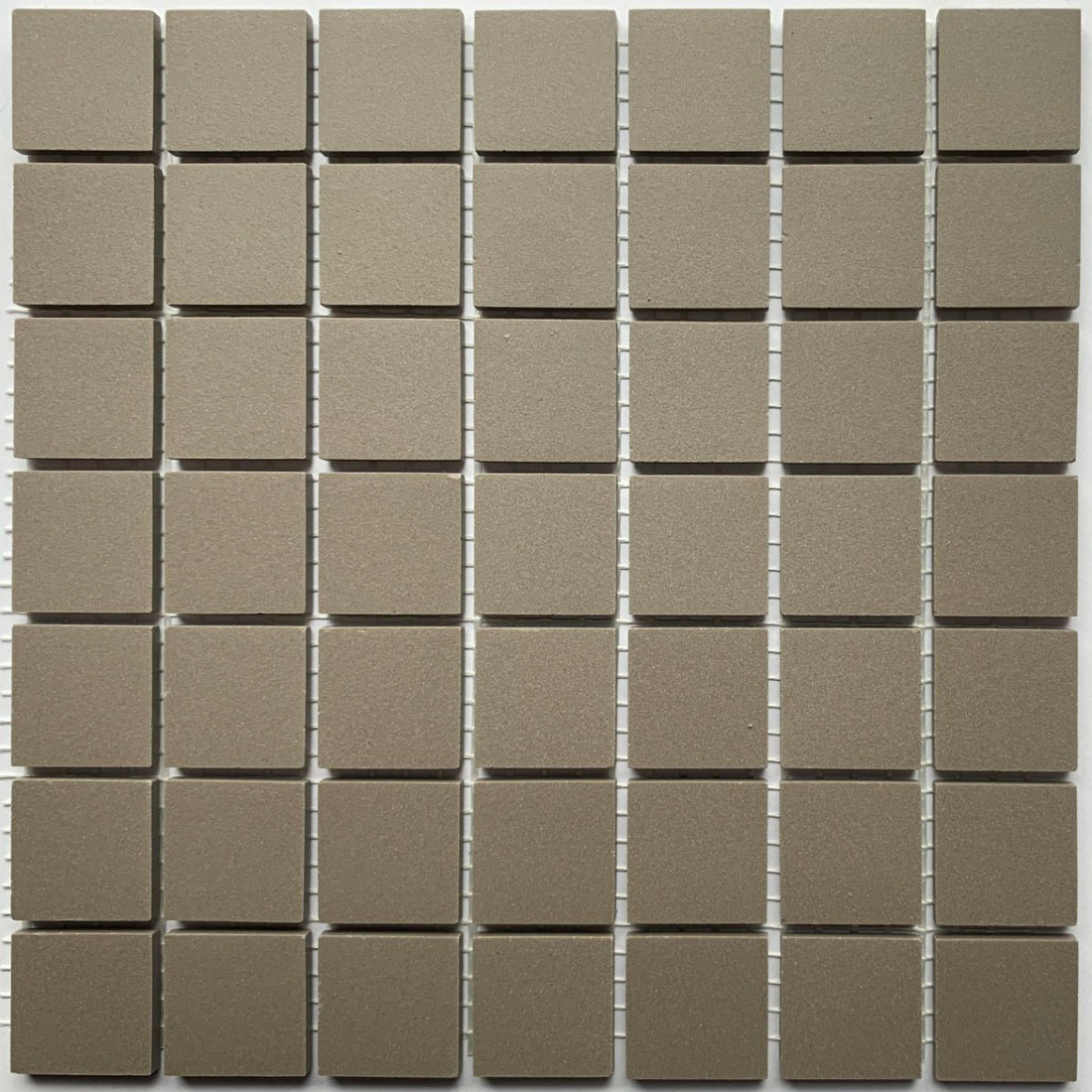 Winckelmans Gris – matte Mosaikfliesen im Format 20x20 mm auf Netz