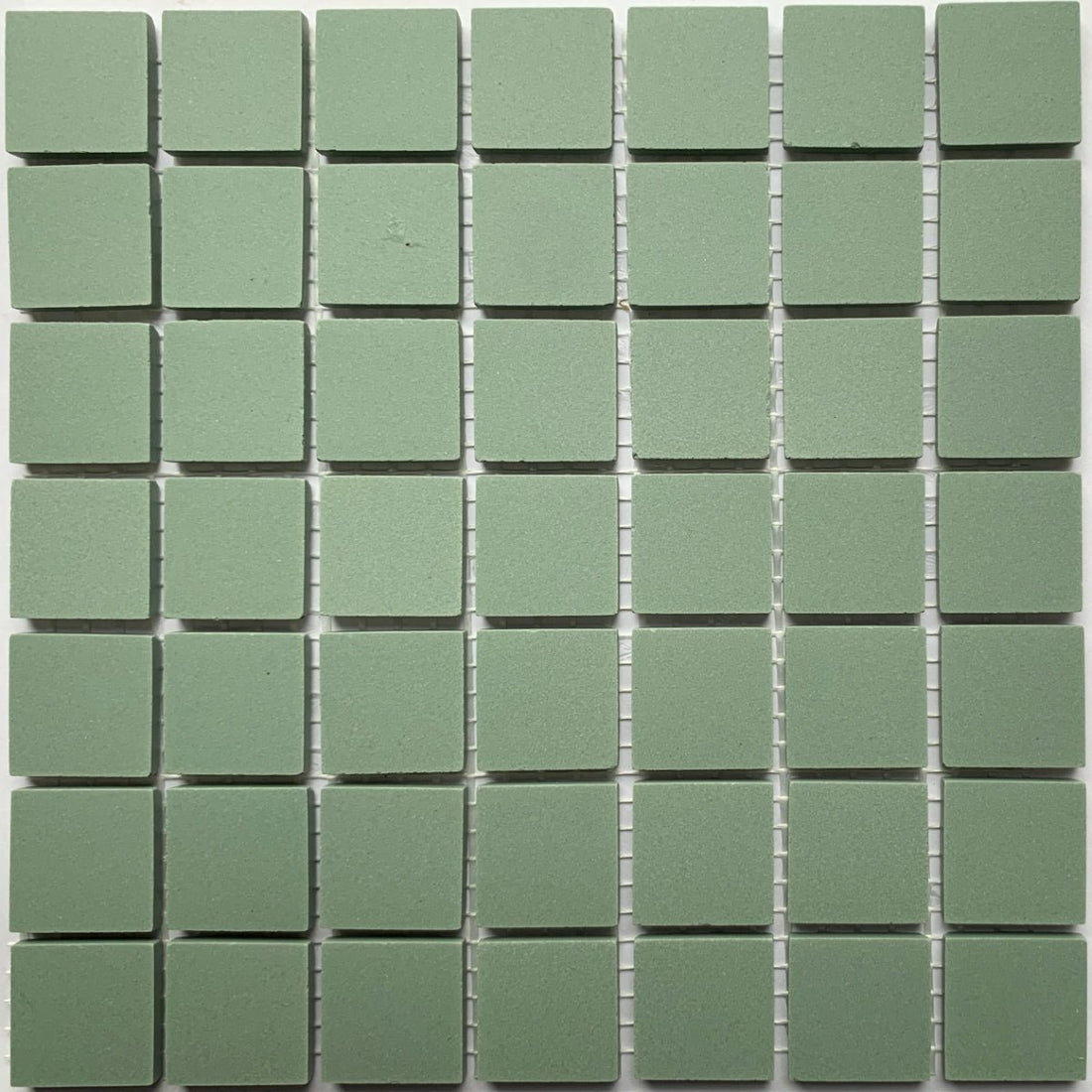 Winckelmans Vert Pale – mattapintaiset 20x20 mm mosaiikkilaatat verkkoon kiinnitettyinä