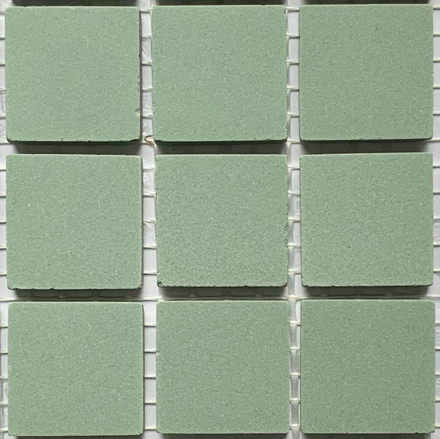 Winckelmans Vert Pale – mattapintaiset 20x20 mm mosaiikkilaatat verkkoon kiinnitettyinä
